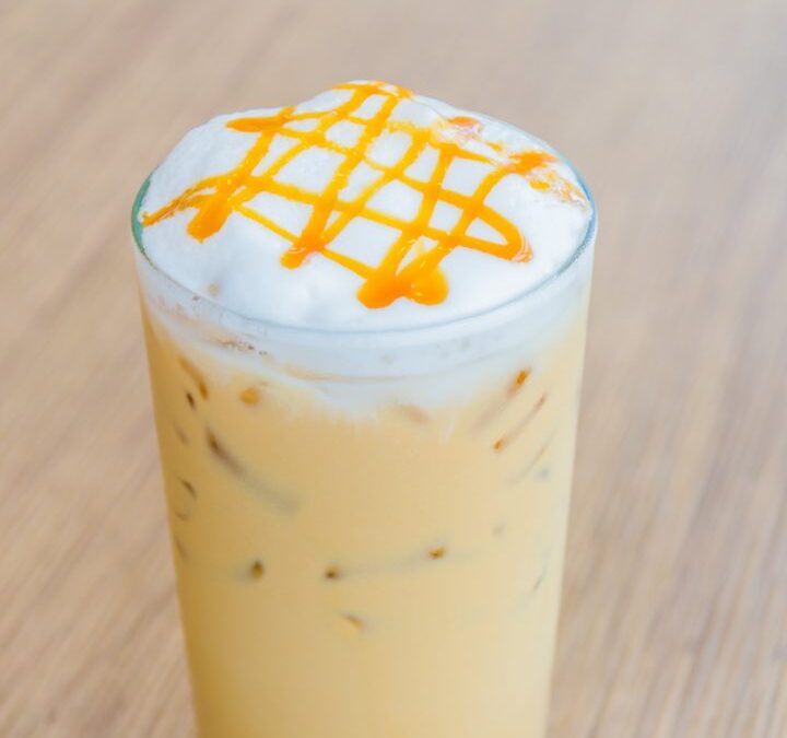 Inject some summer feeling with an Iced Caramel Latte!